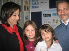 Η Υπουργός Παιδείας κα Άννα Διαμαντοπούλου με την ομάδα της αφίσας και το διευθυντή του σχολείου