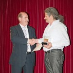 Ο διευθυντής του σχολείου μας κ. Ζυγάς Νικόλαος παραλαμβάνει το βραβείο.